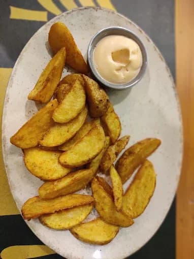 Potato wedges with a creamy dip