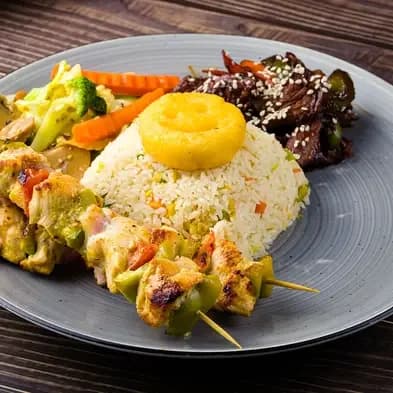 Chicken skewers with peppers, fried rice, stir-fried vegetables and beef